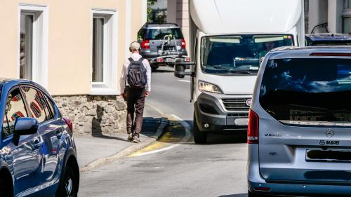 Cul proget da sanaziun da la Via Maistra tras Zernez as dess eir amegldrar la situatiun privlusa pels peduns (fotografia: Jon Duschletta).