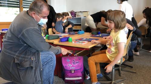 Orlando Biffi zeigt seiner Tochter Léonie, wo sie an ihrem Pult den Schulthek aufhängen kann.
Foto: Marie-Claire Jur