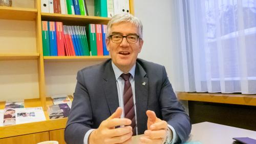 Regierungsrat Jon Domenic Parolini wünscht sich, dass die Bündner Schulen auch weiterhin Orte der Begegnung, des Zusammenlebens und des gehaltvollen «von und miteinander Lernens» bleiben (Foto: Reto Stifel).