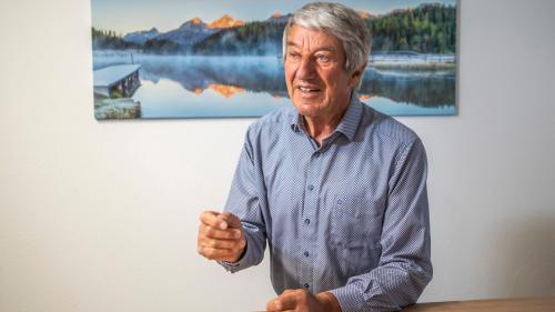 Jost Falett aus Bever gilt als engagierte Stimme, wenn es um Landschaftsschutzfragen geht. Morgen Freitag tritt er nach neun Jahren an der Spitze der Pro Lej da Segl ab. 
Foto: Daniel Zaugg 