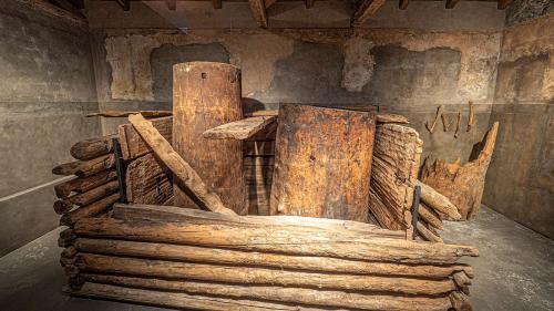 Das «Herzstück von St. Moritz»: Die originale, 1907 ausgegrabene, fast 3500 Jahre alte Quellfassung aus Lärchenholz. Diese ist heute im Paracelsus-Gebäude in St. Moritz Bad ausgestellt. 			
Foto: Daniel Zaugg