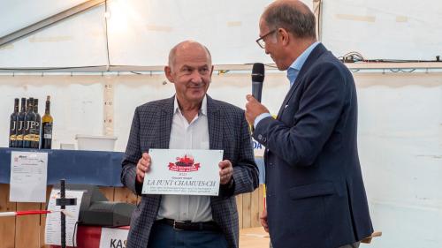 Stefan Regez, Chefredaktor der «Schweizer Illustrierten» (rechts) überreicht Gemeindepräsident Jakob Stieger die Auszeichnung zum «Dorf des Jahres».
Foto: Valentina Baumann 