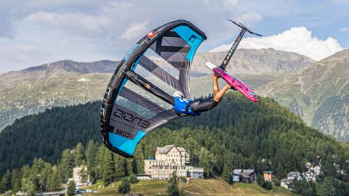 Foil Freestyle ist Balz Müllers Leidenschaft. Mit acht Jahren stand er schon auf dem Surfbrett. Am liebsten performt Balz Müller Saltos und Tricks, Racing langweilt ihn. 				Foto: Engadinwind