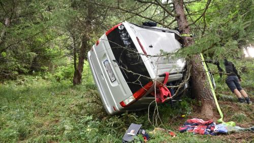 Ein Kleinbus überschlug sich in einer sehr steilen Böschung und kam mit dem Dach gegen einen Baum zum Stillstand (Foto: KaPo GR).