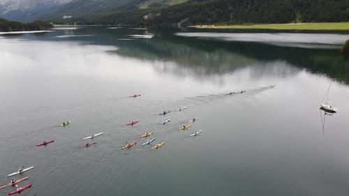 Die Teilnehmenden der Uonda Engiadinaisa kurz nach dem Start in Plaun da Lej.
Foto: z. Vfg