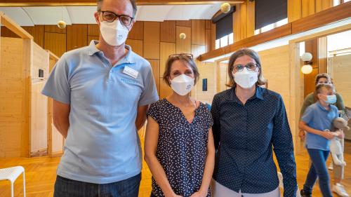 Verwaltungsratspräsident Markus Robustelli und CEO Carmen Loepfe ziehen ein positives Fazit. Kinderärztin Cathrin Büchi (Mitte) ist bei den Impfungen der Kinder und Jugendlichen vor Ort. Fotos: Daniel Zaugg