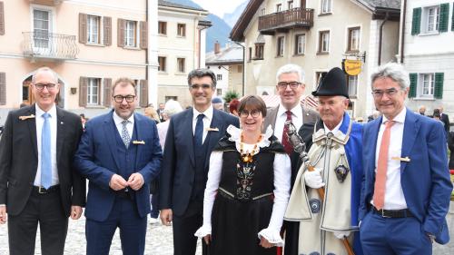 Aita Zanetti, la nouveletta presidenta dal Cussagl grond, circundada dals commembers da la Regenza grischuna e dal mas-chalch – in occasiun da las festivitats a Sent (fotografia: Nicolo Bass).