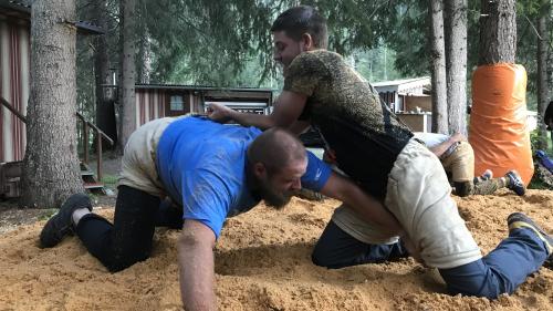 A Sur En vaja daspö quista stà dür sün dür cun far la luotta aint il resgüm – il sport da tradiziun ha ün revival in Engiadina (fotografia: Roman Dobler/RTR).