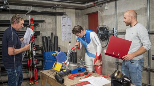 Lehre und Spitzensport: Diese Erfahrung kennt Silvano Gini. Sein Vater Alberto Gini (links) war zugleich sein Lehrmeister. Steivan Planta kennt die schulischen Ansprüche, die gestellt werden. Foto: Daniel Zaugg