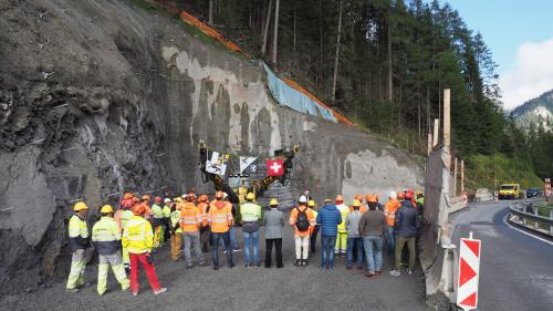 In preschentscha da mineurs, indschegners, rapreschantantas e rapreschantants politics es gnü dat la prüma minada pel tunnel da la Val Alpetta in direcziun Samignun (fotografia: David Truttmann).