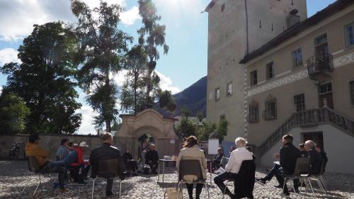 La cultura ha fat rudè illa cuort dal Chastè Planta-Wildenberg a Zernez – üna vainchina da rapreschantantas e rapreschantants dad instituziuns culturalas da la regiun s’han imprais a cugnuoscher (fotografia: David Truttmann).