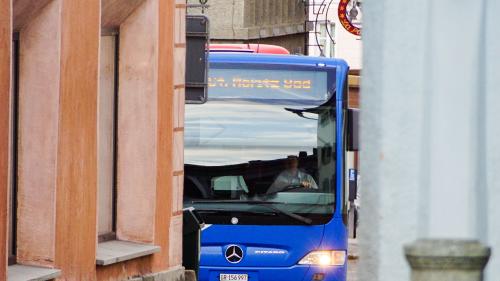 Die aktuellen Fahrgastzahlen bis Ende August deuten an, dass der Oberengadiner ÖV heuer wohl mit einem blauen Auge davonkommen wird. Foto: Jon Duschletta