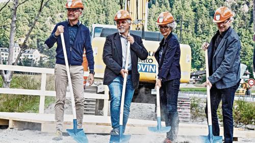 Regierungspräsident Mario Cavigelli, Gemeindepräsident Fernando Giovanoli, die Direktorin des Bundesamtes für Umwelt, Katrin Schneeberger, und Ingenieur Gianfranco Bronzini setzen zum Spatenstich an. (v.l.n.r.)