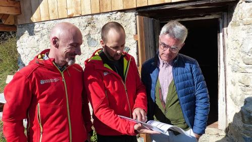 Urban Maissen (schn.), Marco Vanoni e cusglier guvernativ Mario Cavigelli sföglian illa Strategia pella biodiversità forestala i’l Grischun 2035. fotografia Flurin Andry