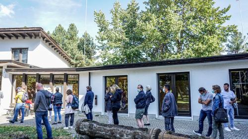 Wer sich ohne Voranmeldung impfen lassen will, braucht Geduld. Wie hier am Dienstagmittag beim Impf- und Testzentrum in St. Moritz
Foto: Denise Kley