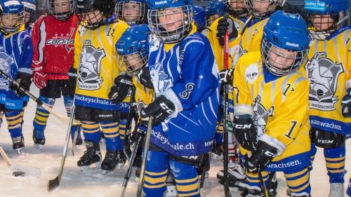 Der Andrang zum Eishockey ist bei den Jungen im Engadin nach wie vor gross, doch die darbende Infrastruktur bereitet den Verantwortlichen zunehmend Sorgen. 
Foto: z.Vfg. 