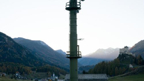 Zum Mobilfunkmast in Tarasp sagt der Fotograf, dieser nehme einen gleichwertigen Platz wie das Schloss ein.
Foto: Thomas Kneubühler