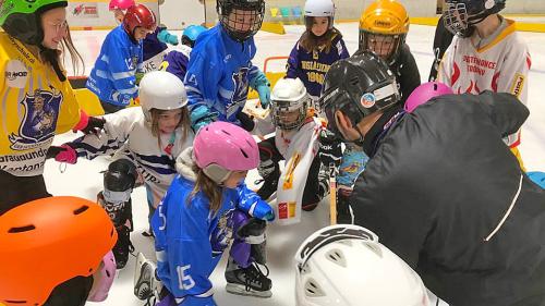 L’eivna passada a Scuol: Mats e mattas da las scoulas da l’Engiadina Bassa dürant l’instrucziun da «school goes hockey» illa Halla Gurlaina (fotografia: Roman Dobler/RTR).