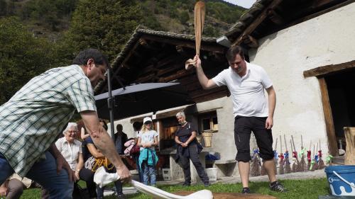 Bei der «Battitura» werden die Schalen von den Früchten gelöst. Foto: Marie-Claire Jur