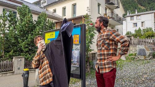 Ivo Bärtsch (links) spielt den Bergführer Grass und berichtet über die reiche Bergsteigergeschichte. 
Foto: Valentina Baumann