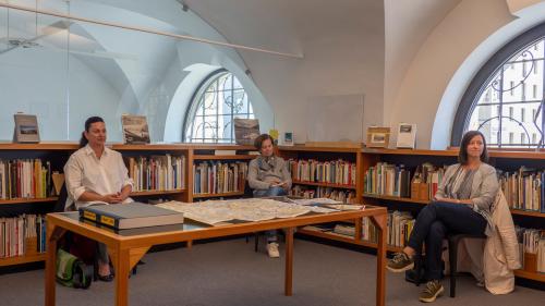 Giada Bianchi (links), Ivana Pappalepore (Mitte) und Heather Pilato (rechts) haben am Donnerstag den Sprachtreff besucht, um ihre Deutschkenntnisse auffrischen und erweitern zu können. Foto: Valentina Baumann