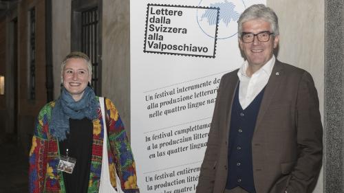 Der Bündner Kulturminister Jon Domenic Parolini und die Festivalinitiantin Begoña Feijoo Fariña. Foto: Alessandro Belluscio/Lettere dalla Svizzera alla Valposchiavo