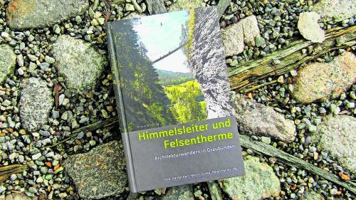 Architektur, die erwandert werden kann. Mit dem Buch «Himmelsleiter und Felsentherme».		
Foto: Katharina von Salis