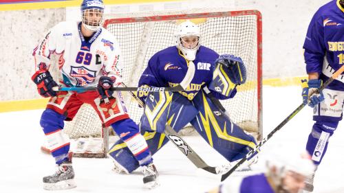 Die jungen Spieler des CdH Engiadina haben am Samstag eine starke mentale Leistung gegen den EHC Bassersdrof gezeigt und schlussendlich zwei Punkte gewonnen (Foto: Marco Ritzmann).