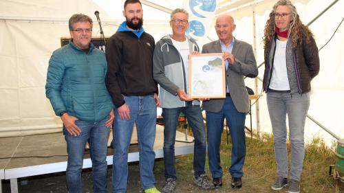 Urs Niederegger, Kilian Steiner, Walter Wagner, Jakob Stieger und Antonia Eisenhut bei der Preisübergabe (von links). 
Foto: Martin Schneeberger, Gemeinde La Punt