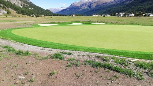 Die Stiftung Landschaftsschutz Schweiz stört sich an der neuen Kunstrasenfläche auf dem Golfplatz Margna (Foto: Renaud Lang).