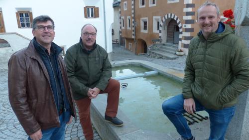 Curdin Lansel, Giusep Giuanin Decurtins e Clau Scherrer (da schnestra) sülla Plazza Somvih, üna da las plazzas da Zuoz ingio chi gnarà chantà in lügl 2022 (fotografia: Flurin Andry).