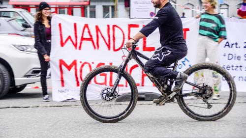 Letztes Jahr demonstrierte die Bündner Klimajugend zum Auftakt der Juni-Session des Grossen Rates vor der Churer Stadthalle und forderte unter anderem einen Wandel in der kantonalen Klimapolitik. Archivfoto: Jon Duschletta