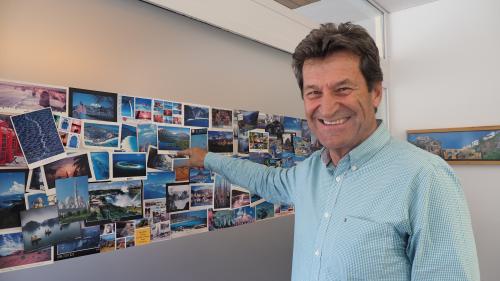 Heini Gantenbein hat viele zufriedene Kunden. Der Beweis hierfür sind die vielen Ansichtskarten in seinem Büro Viva Ferien.
Foto: Marie-Claire Jur