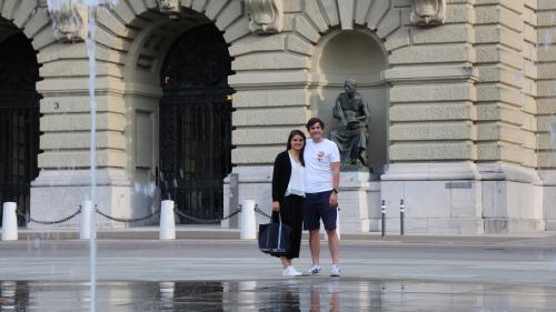 Cha Madlaina Campell e Rafael Ratti paun discuorrer insembel rumauntsch, lur lingua da famiglia, es fich important pel pêrin engiadinais. Uschè as saintane pü daspera a la patria (fotografia: Gianna Duschletta).