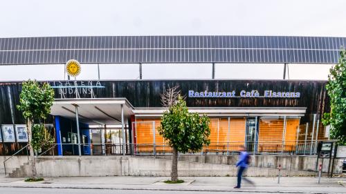 So leuchtend gelb sie auch sind, das trostlose Bild geschlossener Jalousien beim gemeindeeigenen Restaurant der Eisarena Ludains soll baldmöglichst wieder der Normalität Platz machen und neue Betriebsamkeit bringen. Foto: Jon Duschletta
