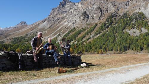 Das Trio SULP bei einem seiner Auftritte unter freiem Himmel.
Foto: Marie-Claire Jur