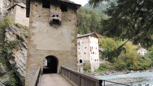 Avant 20 ons es naschü il proget per renovar e realisar la fortezza d’aventüra Altfinstermünz. Uossa manca be amo la funiculara chi maina ils visitaduors giò sper l’En (fotografia: archiv Posta Ladina).