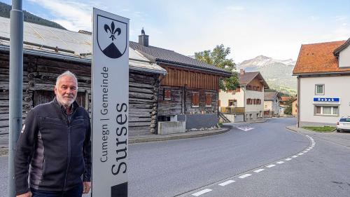 FDP-Politiker Leo Thomann ist Gemeindepräsident der fusionierten Gemeinde Surses. 		
Foto: Reto Stifel