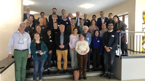 Üna trentina da rapreschantantas e rapreschantants da minoritats linguistic-culturalas sun da la partida al seminari da la Convivenza a Müstair. Lur böt es dad elavurar üna resoluziun finala (fotografia: David Truttmann).