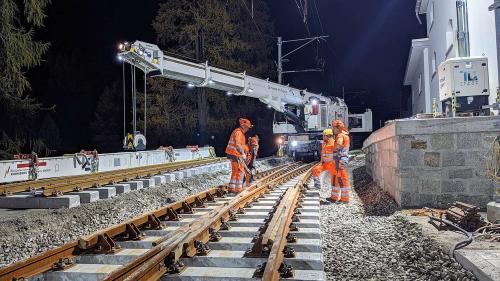 Das emsige Treiben auf der nächtlichen Baustelle hatte neben Lärm und Staub auch eine zweieinhalbtägige Sperrung des Bahnübergangs Roseg zur Folge. Foto: Martin Meyer/RhB