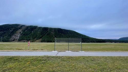 Der rund 2,5 Meter hohe Sicherheitszaun kommt punktuell zum Einsatz.	Fotos: z. Vfg