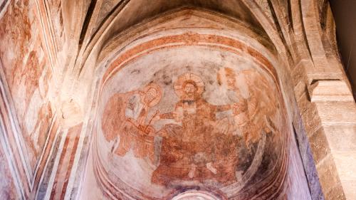 Die fertig restaurierte, karolingische Himmelszene in der Kalotte der Nordapsis zeigt in der Mitte Christus wie er die Apostel Petrus und Paulus nach ihrem Tod mit der Leitung seiner Kirche betraut. Foto: Jon Duschletta