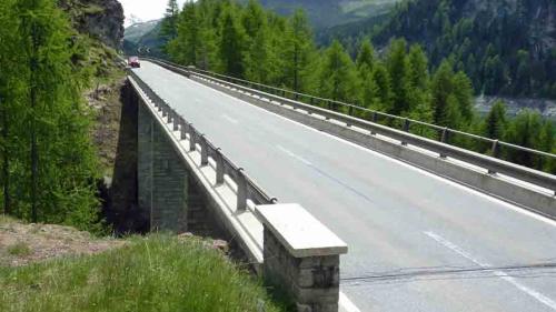 Die Julierpassstrasse wird bei der Bardellabrücke saniert. Foto: Standeskanzlei Graubünden