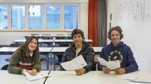 Laura Koppenberg (links) aus Scuol, Aronne Beti (Mitte) aus Pontresina und Maurin Egger (rechts) aus Samedan möchten einen Einblick in die Politik erhalten und nehmen an der diesjährigen Jugendsession in Bern teil. Foto: Valentina Baumann