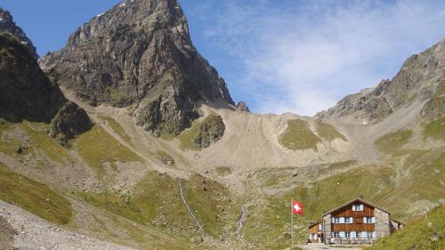 Las chamonnas dal Club Alpin Svizzer in Engiadina – i’l purtret as vezza la Chamonna Tuoi al pè dal Piz Buin – han gnü üna buna stà. Illa Val Puschlav invezza nu’s esa uschè cuntaint culla stagiun (fotografia: SAC/CAS).