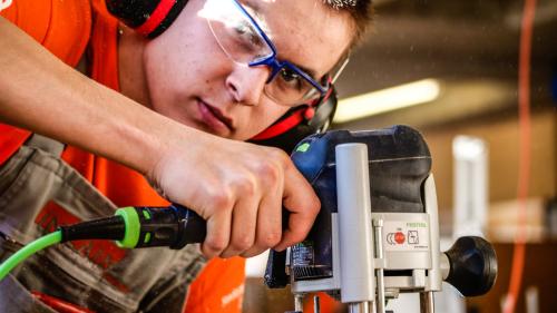 Fabio Picenoni, Schreinerlehrling der S-chanfer Holzmanufaktur «In Lain», ist einer von rund 40 Südbündner Jugendlichen, die vom Gang an die SwissSkills- und WorldSkills-Meisterschaften träumen. Foto: Jon Duschletta