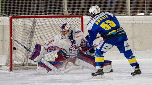 Sein Treffer entscheidet das Spiel. Ducoli (EHC St.Moritz) versenkt den 4. Penalty. Foto: Daniel Zaugg