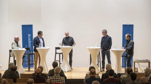 Das Podium v.l.: Glaziologe Felix Keller, Politiker Andrea Gilli, Wasserforscher Klaus Lanz, Schneeklimatologe Christoph Marty und Martin Keiser vom Amt für Wald und Naturgefahren Graubünden. Foto: Mayk Wendt
