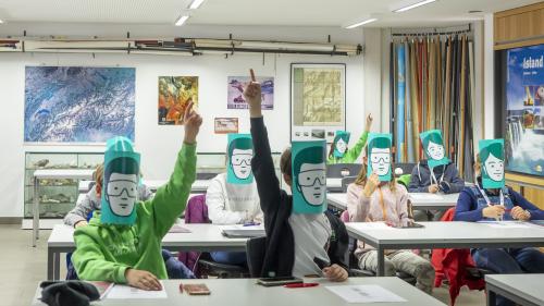 Die Schüler spielen ein Spiel, bei dem sie Fische fangen. Blind entscheiden sie, wie viele Fische sie brauchen, um das Spiel zu gewinnen. Sie lernen, was es heisst, nachhaltig zu wirtschaften und strategisch zu denken. Foto: Valentina Baumann