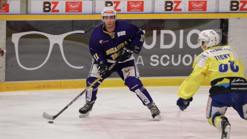 Gudench Camichel erzielte vier Tore und zwei Assists im Derby-Spiel Engiadina gegen St. Moritz (Foto: Marco Ritzmann).